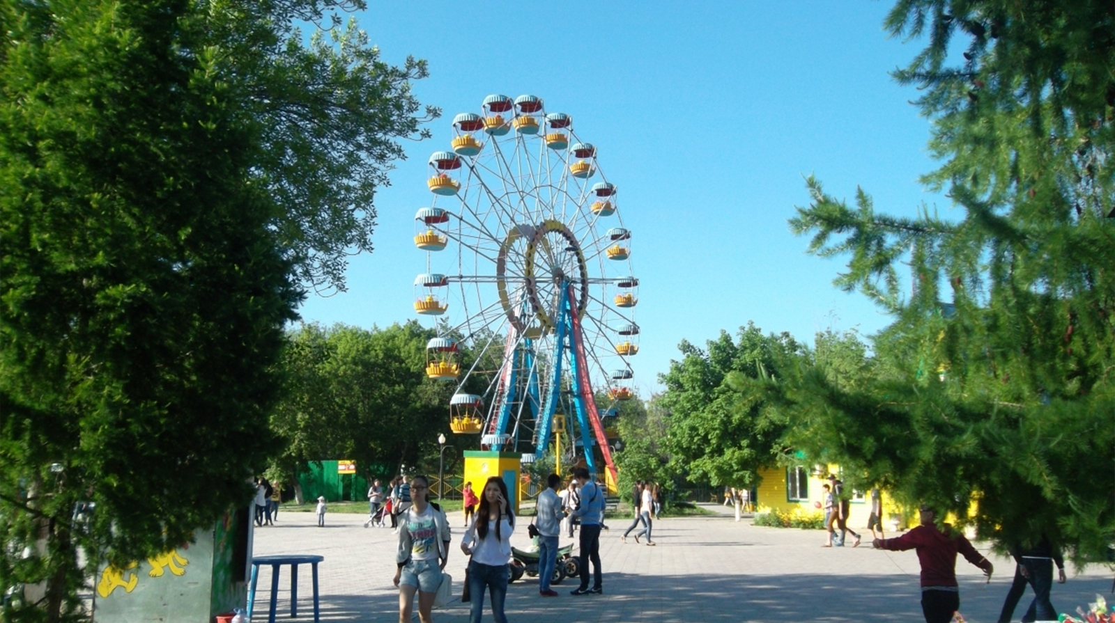 <p>Городской парк культуры и  отдыха является старейшим парком в Республике Казахстан.</p>
<p>Городской парк был заложен в 1840 году.</p>
<p>1862 году в парке побывал Лев Николаевич Толстой.</p>
<p>В 1884 году было положено начало новой традиции – большие городские праздники отмечать в парке.</p>
<p>В июле 1891 года был дан концерт, где выступал молодой Федор Шаляпин.</p>
<p>В 1923 году здесь писались поэтические строки классика казахской литературы С.Сейфуллина.</p>
<p>В парке в разные годы бывали М.А.Шолохов, А.Толстой, Х.Есенжанов, Т.Жароков, С.Муканов, Д.Молдагалиев и многие другие выдающиеся деятели литературы и искусства.</p>
<p>С 1925 года здесь стали отмечать не только общенародные праздники, но и профессиональные, стали проводиться спортивные соревнования, выставки, слеты ударников и вскоре Казенный сад стал Профсоюзным.</p>
<p>В 1935 году преобразован  в Уральский  городской парк культуры и отдыха им. С.М.Кирова.</p>
<p>В 1970 году парк становится структурным подразделением городского отдела культуры.</p>
<p>В 2008 году после капитального ремонта городской парк посетил  Президент Республики Казахстан Нурсултан Абишевич Назарбаев.</p>
<p>3 августа 2009 года на основании решения Акимата города Уральска и Городского маслихата  был переименован в «Государственное  Коммунальное  Казенное  Предприятие    «Городской парк  культуры и отдыха».</p>
<p>В  2012 году  на основании решения Акимата города Уральска и Городского маслихата   был переименован в «Государственное  Коммунальное Предприятие  «Городской парк  культуры и отдыха».</p>
<p>В 2015 году городскому парку культуры и отдыха исполнилось 175 лет.</p>
<p>И сегодня парк по-прежнему является любимым местом отдыха горожан и гостей города, здесь проводятся  Проводы Зимы, Наурыз, День Победы, День Защиты детей, Сабантуй, Праздник Нептуна, профессиональные и национальные  праздники.</p>
<p>Площадь парка составляет 24,2289 га.</p>
<p>В парке 4000 деревьев, и среди них – исторические реликтовые образцы, которым более 150 лет – это 24 дуба и 7 сосен. Толщина стволов дубов превышает 80 сантиметров, высота 20-26 метров, сосны в диаметре 52 см, высота достигает 30 метров. Всего в парке насчитывается 23 вида деревьев, 12 видов кустарников.</p>
<p>В настоящее время  в парке работают 2 аттракциона: «Колесо обозрения» и «Колокольчик».  Общее число  посетителей парка  в среднем  более 750 000 человек.</p>
<p>Проведено много работ по улучшению качества материально-технической базы ГКП «Городской парк культуры и отдыха».</p>
<p>А именно:</p>
<p>- В 2011 году открыли музыкальный фонтан «Торнадо».</p>
<p>- В 2015 году построили торговые места быстрого  питания  - Фудкорт.</p>
<p>-  В 2016 году построили спортивную площадку «WorkOut» .</p>
<p>- В сентябре  2017 года на месте старого фонтана по главной аллее были установлены скульптуры девушки и джигита  из сухих деревьев.</p>