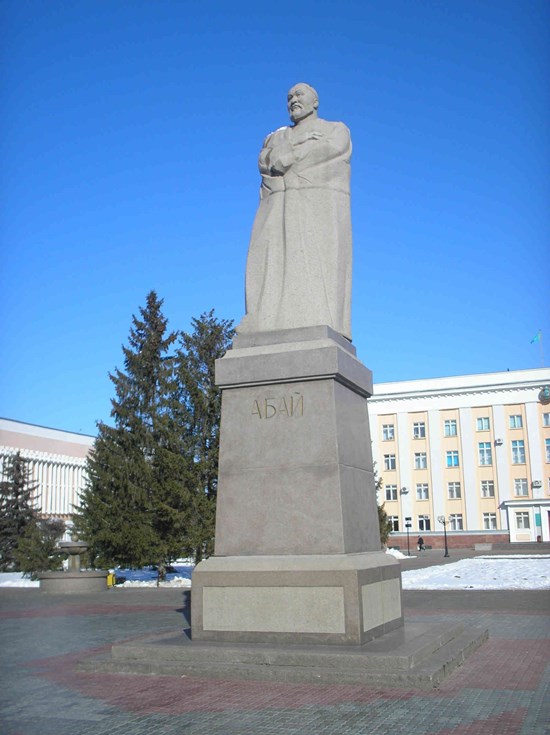 Памятник Абаю Кунанбаеву и два фонтана (гранит).